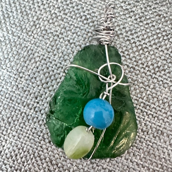 Handmade Jewelry - Green Glass and beads Wire-Wrapped Pendant Handmade Jewelry brut Art 4174-4170 B